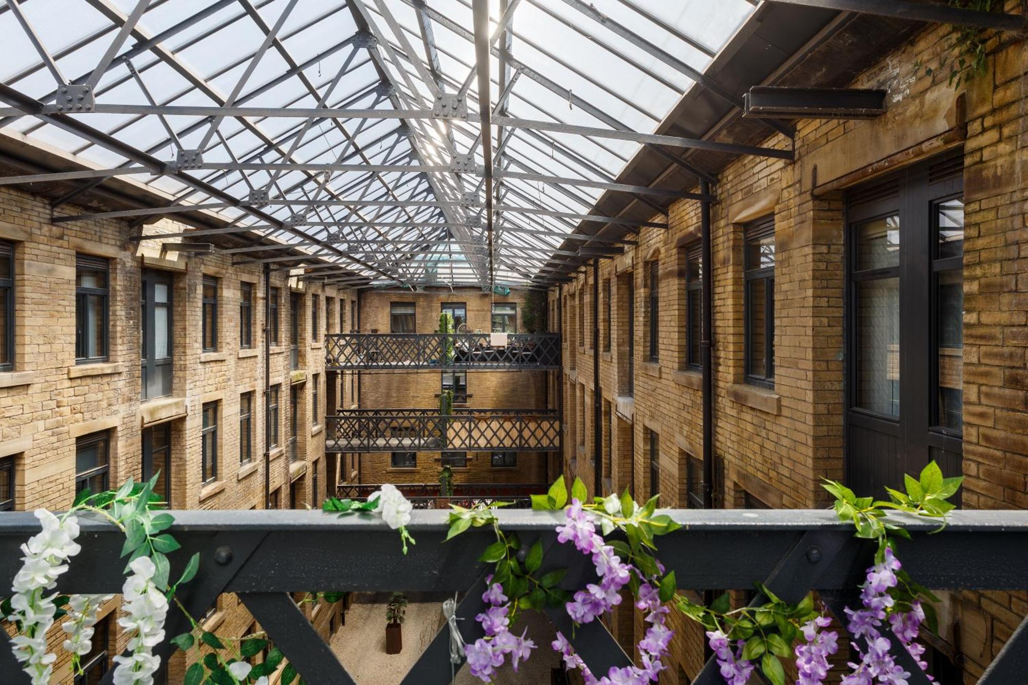 Stylish Penthouse With Outside Balcony! Lejlighed Bradford  Eksteriør billede